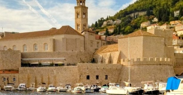 Srebrne tkaniny pająków rzucają swe sieci na milczącą sośnicę Sznury pereł rosy porannej łowią światło w siedmiobarwne pryzmaty muchy są łupem wpadają w locie w pełne kunsztu pułapki
(H. Bolay)